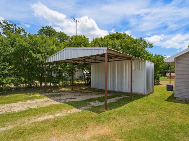 180 Trail Drive, Bowie, TX 76230