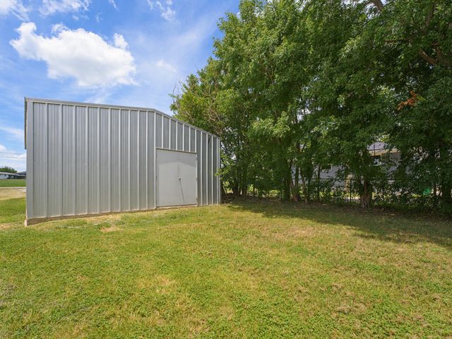180 Trail Drive, Bowie, TX 76230