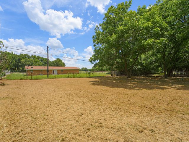 180 Trail Drive, Bowie, TX 76230