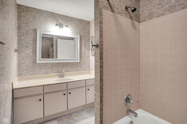 354 Dominion Drive, Zionsville, IN 46077