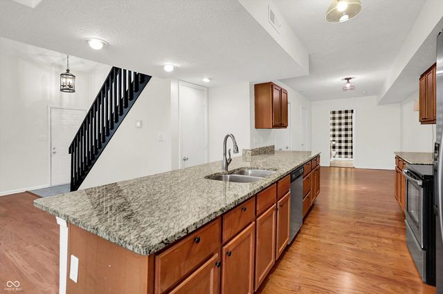 354 Dominion Drive, Zionsville, IN 46077