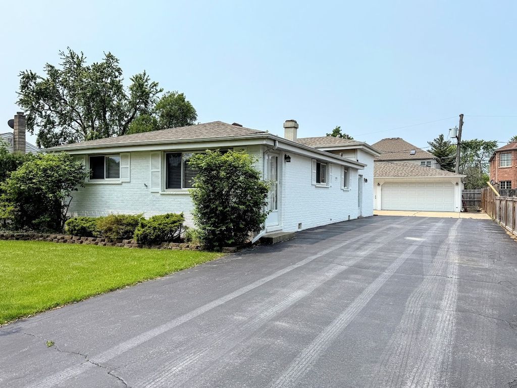 572 N Emroy Avenue, Elmhurst, IL 60126