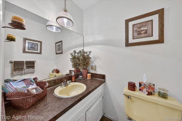 6084 Deguise Court, Rochester Hills, MI 48306