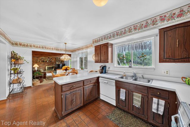 6084 Deguise Court, Rochester Hills, MI 48306