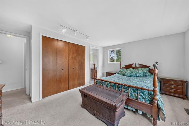 6084 Deguise Court, Rochester Hills, MI 48306