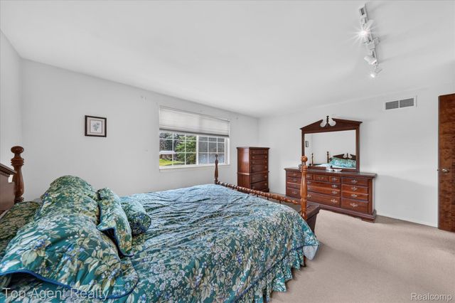 6084 Deguise Court, Rochester Hills, MI 48306