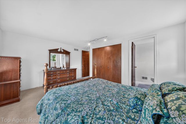 6084 Deguise Court, Rochester Hills, MI 48306