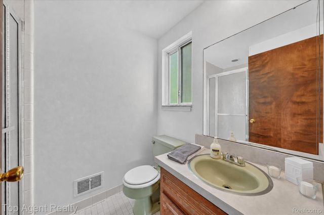 6084 Deguise Court, Rochester Hills, MI 48306