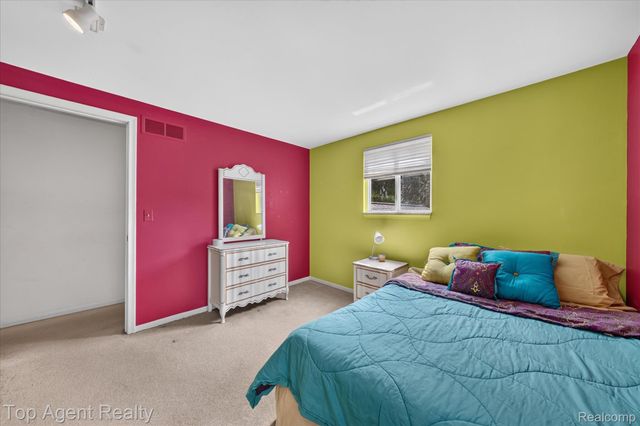 6084 Deguise Court, Rochester Hills, MI 48306