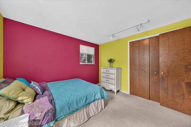 6084 Deguise Court, Rochester Hills, MI 48306