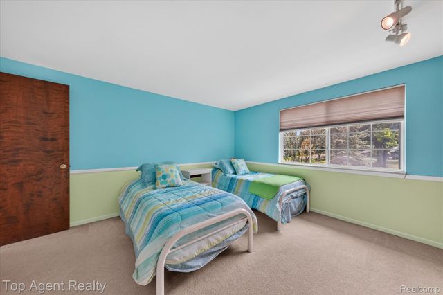 6084 Deguise Court, Rochester Hills, MI 48306