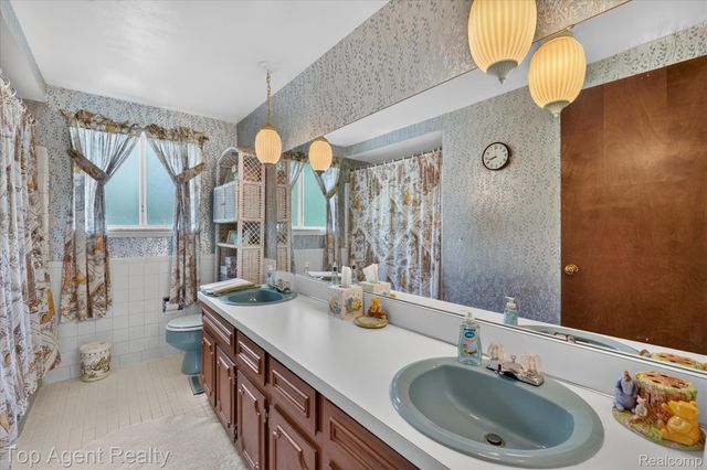 6084 Deguise Court, Rochester Hills, MI 48306