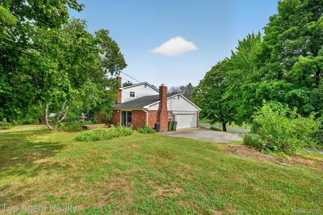 6084 Deguise Court, Rochester Hills, MI 48306