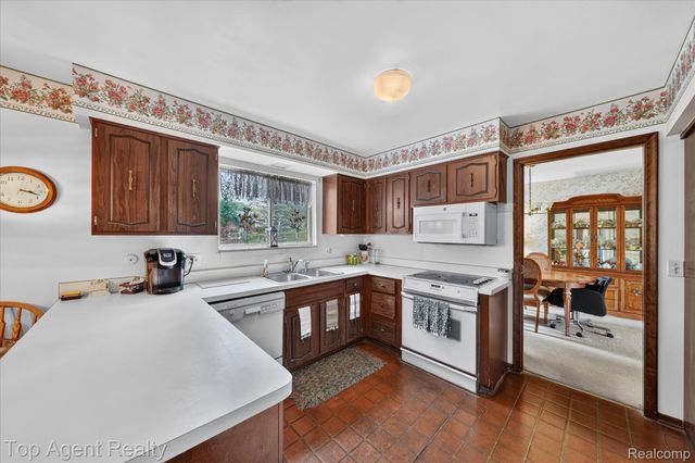 6084 Deguise Court, Rochester Hills, MI 48306