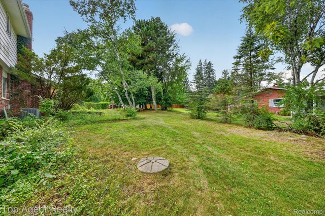 6084 Deguise Court, Rochester Hills, MI 48306