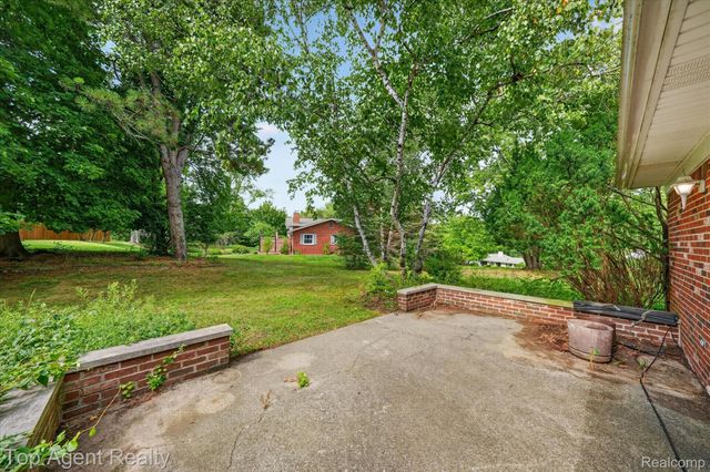 6084 Deguise Court, Rochester Hills, MI 48306