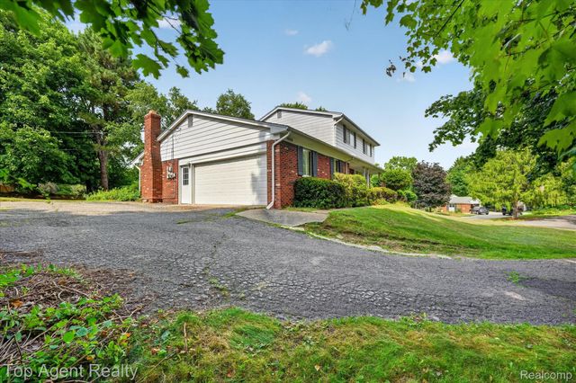 6084 Deguise Court, Rochester Hills, MI 48306