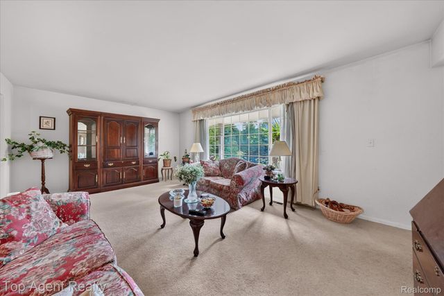 6084 Deguise Court, Rochester Hills, MI 48306