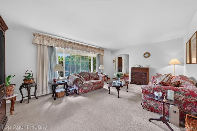 6084 Deguise Court, Rochester Hills, MI 48306
