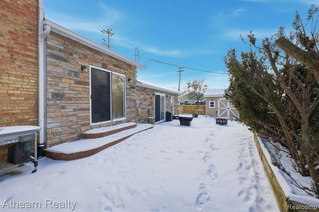 325 Lake Street, Howell, MI 48843