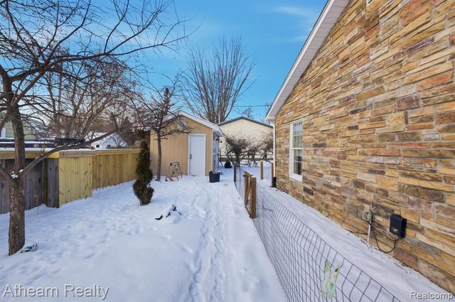 325 Lake Street, Howell, MI 48843