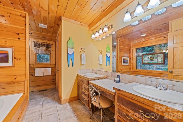 582 Tsalagi Trail, Maggie Valley, NC 28751