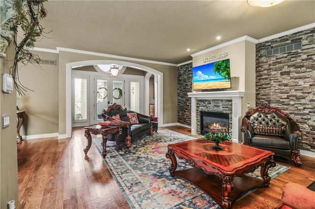 4517 NE Fairway Homes Drive, Lee's Summit, MO 64064