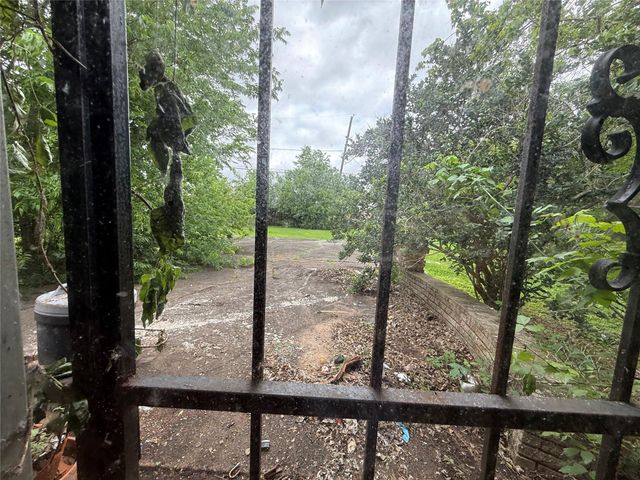 5123 Willow Glen Drive, Houston, TX 77033