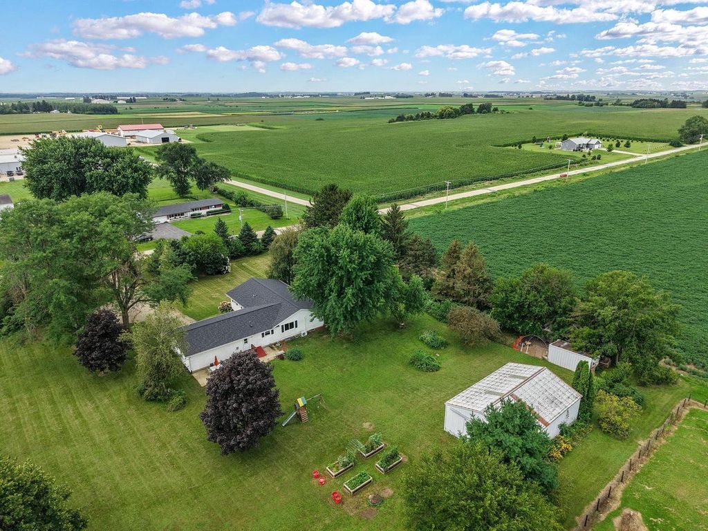 W6510 Kampen Road, Arlington, WI 53911