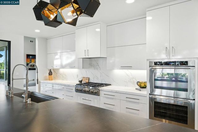 121 Tappan Ln, Orinda, CA 94563