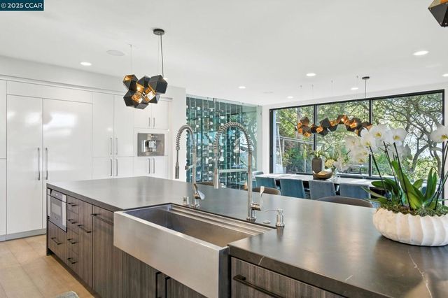 121 Tappan Ln, Orinda, CA 94563