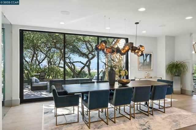 121 Tappan Ln, Orinda, CA 94563