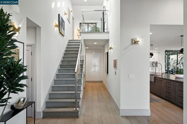 121 Tappan Ln, Orinda, CA 94563