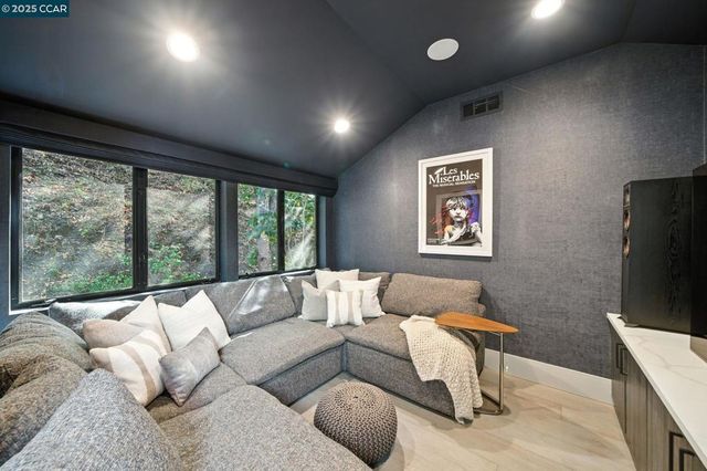 121 Tappan Ln, Orinda, CA 94563