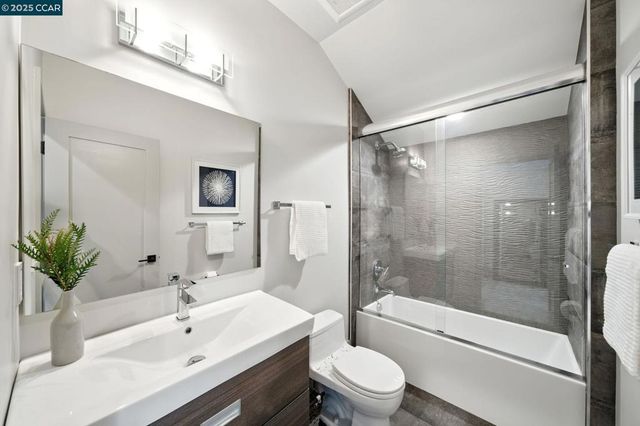 121 Tappan Ln, Orinda, CA 94563