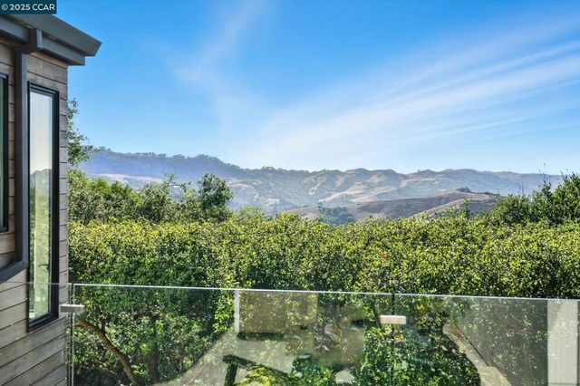 121 Tappan Ln, Orinda, CA 94563