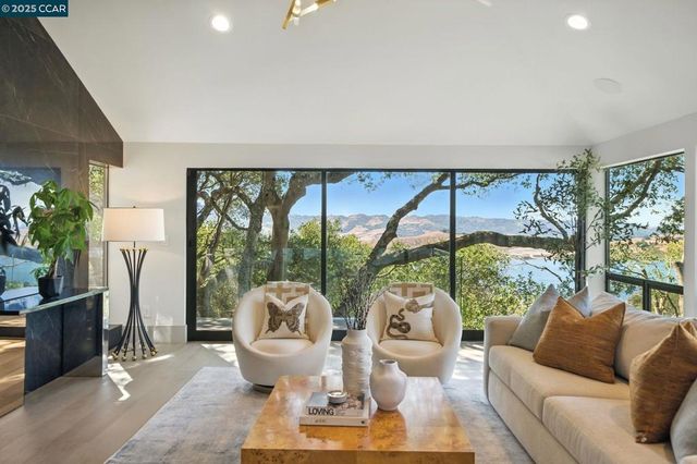 121 Tappan Ln, Orinda, CA 94563