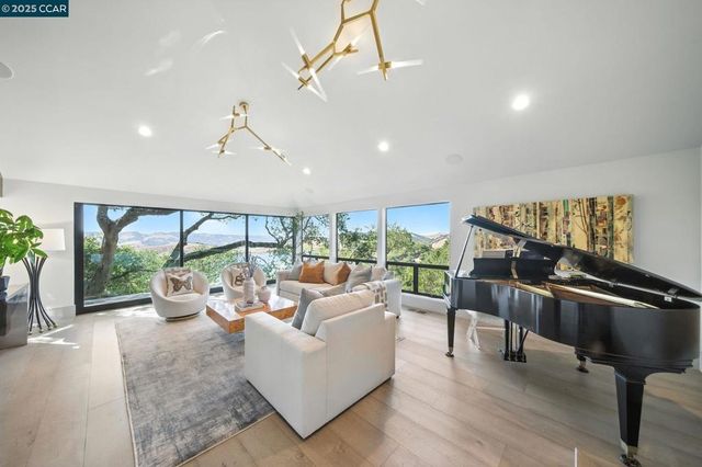 121 Tappan Ln, Orinda, CA 94563