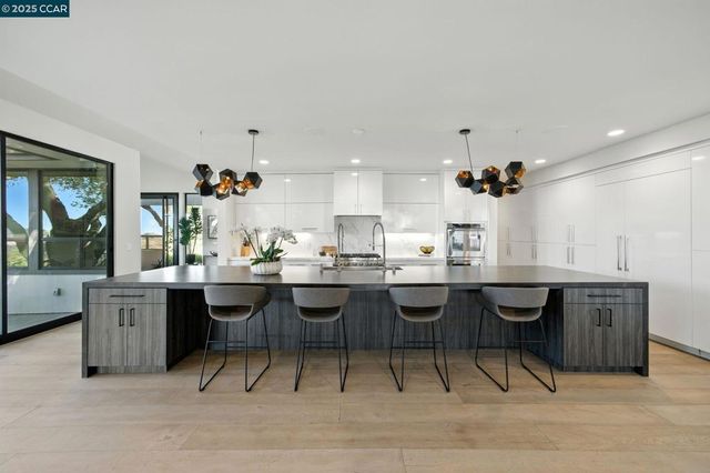 121 Tappan Ln, Orinda, CA 94563