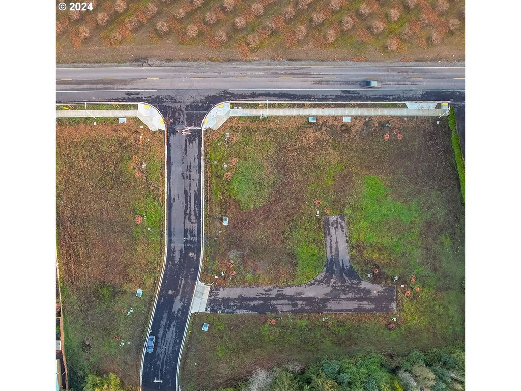 1528 -1534 Barn Ct, Woodburn, OR 97071