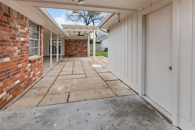 302 Shadow Creek Drive, El Lago, TX 77586