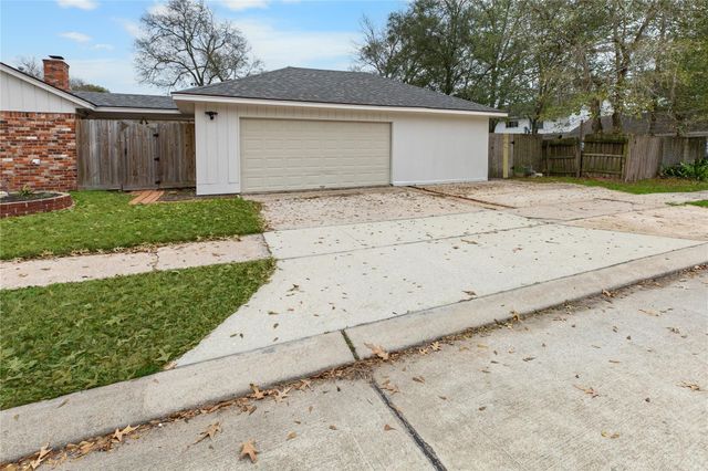 302 Shadow Creek Drive, El Lago, TX 77586