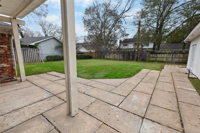 302 Shadow Creek Drive, El Lago, TX 77586