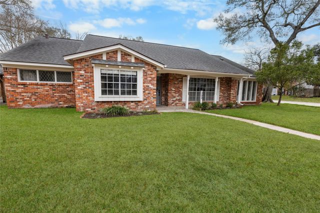 302 Shadow Creek Drive, El Lago, TX 77586