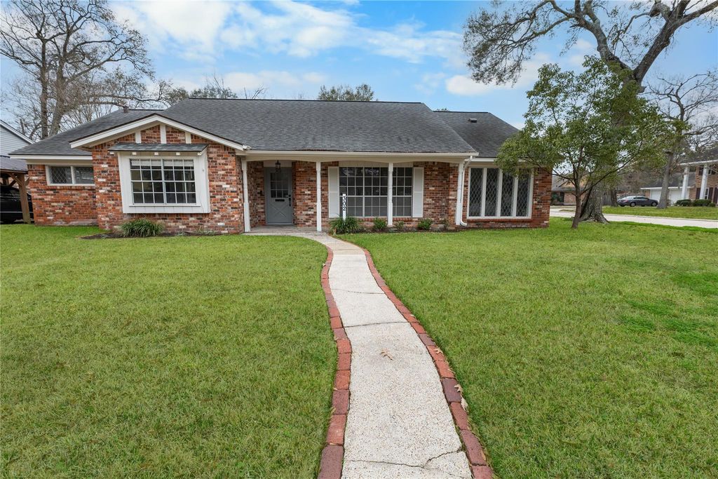 302 Shadow Creek Drive, El Lago, TX 77586