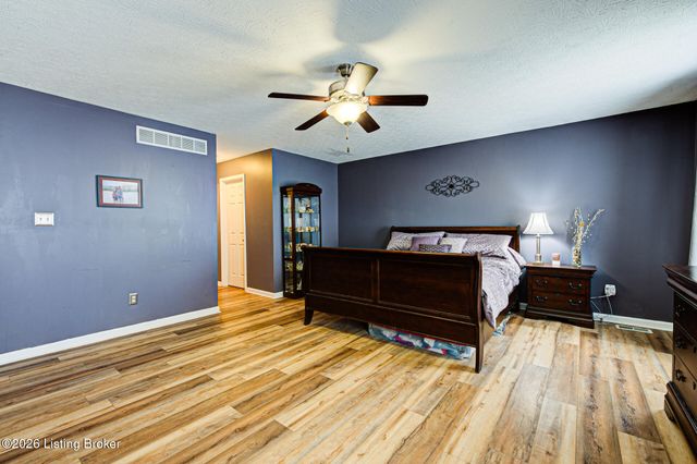 9708 Evanwood Ct, Louisville, KY 40228