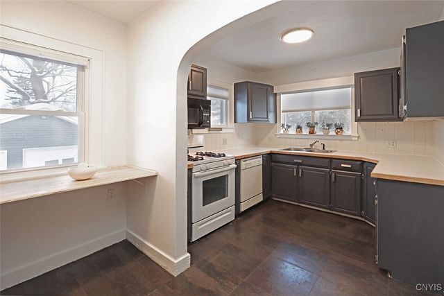 300 Cornwall Drive, Dewitt, NY 13214