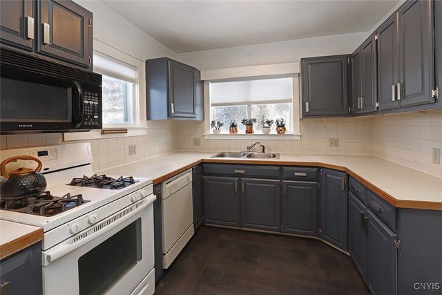 300 Cornwall Drive, Dewitt, NY 13214