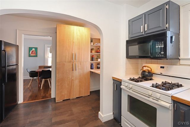 300 Cornwall Drive, Dewitt, NY 13214