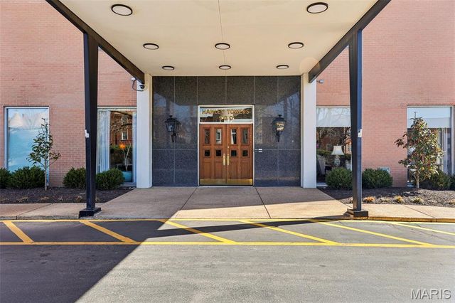 900 S Hanley Road 7D, St Louis, MO 63105